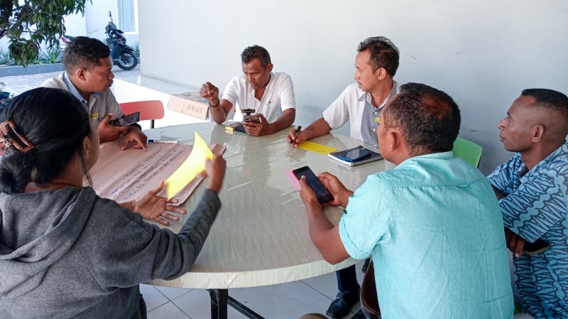 Weaving Collaboration from the Center to the Boundary